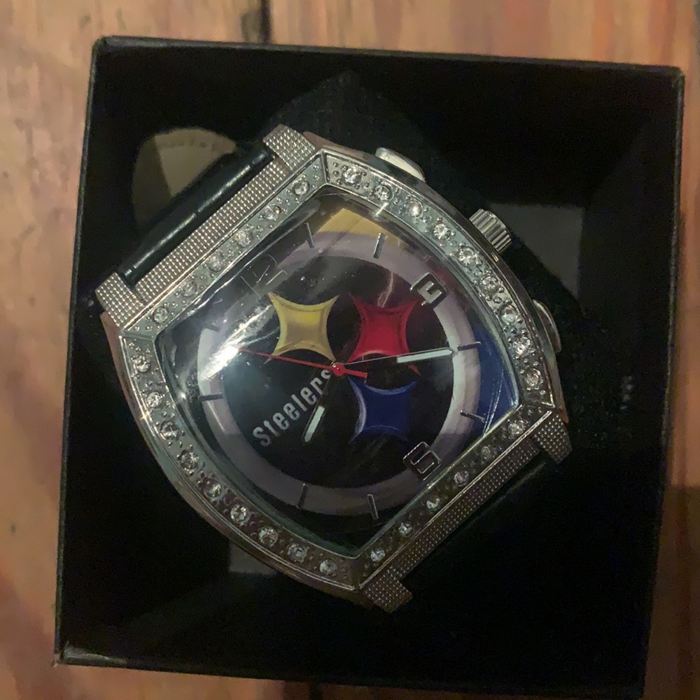 Men watch - Picture 2 of 4